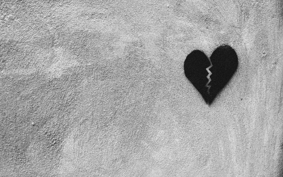 Black and white image of broken heart graffiti by photographer Rhamely